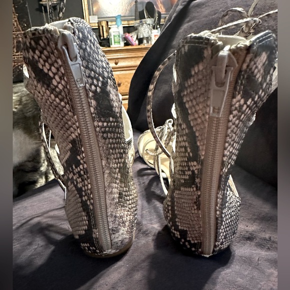 Flat, gladiator style sandals - Picture 3 of 7